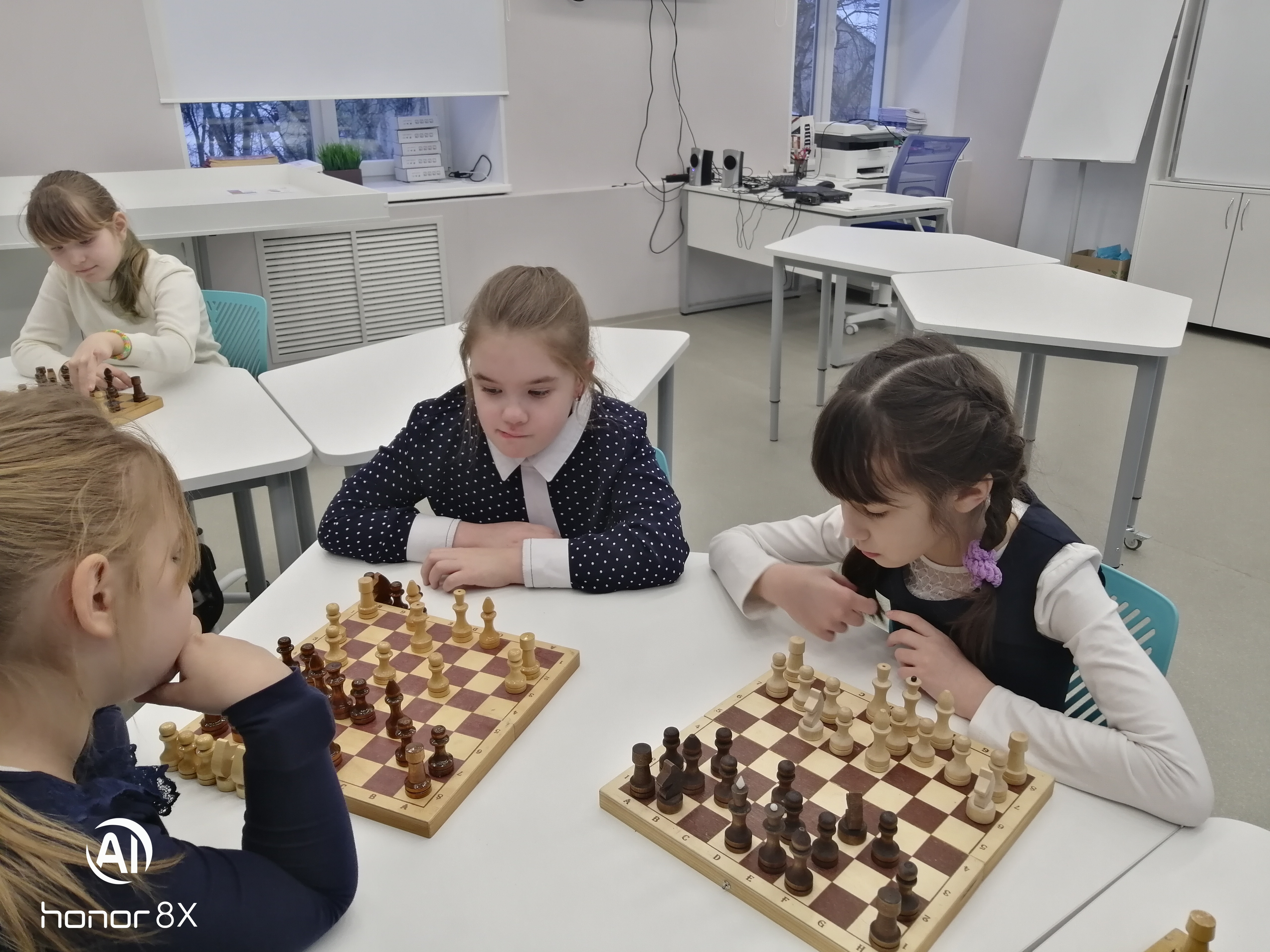 В МБОУ «Зверосовхозская СОШ» реализуется программа внеурочной деятельности «Шахматы».